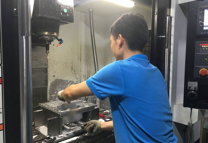 串焊機料盒廠加工車間
