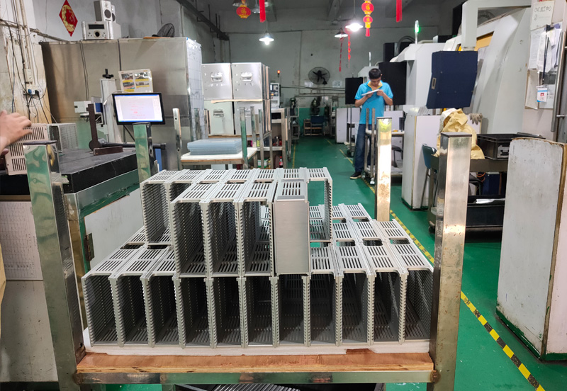 非標(biāo)分光機料盒廠家加工車間.jpg